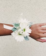 Simply Daisies Corsage